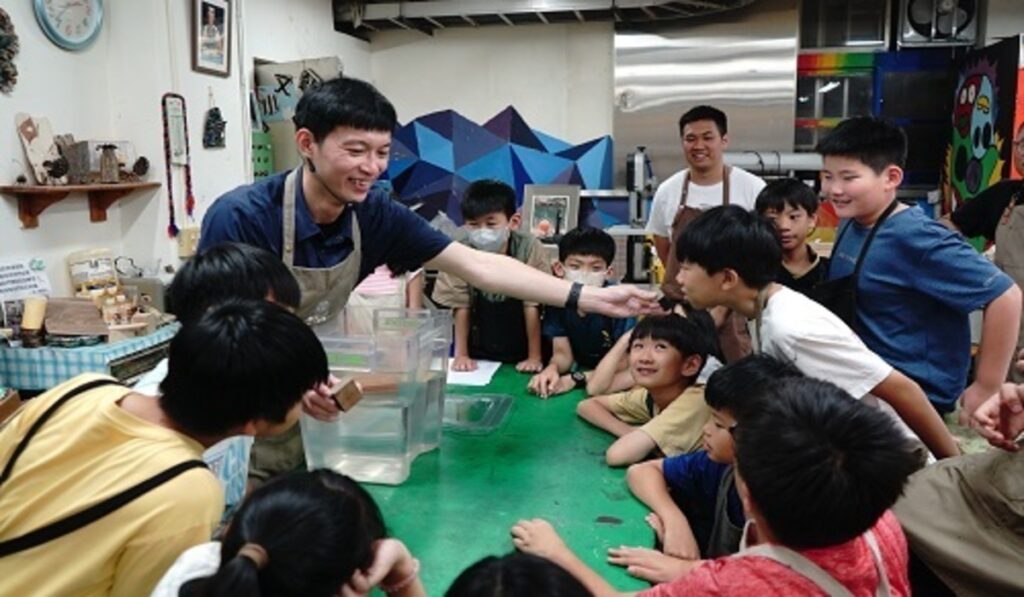 北科大偕政大實小木工營隊 為城市獨居蜂打造永續棲地