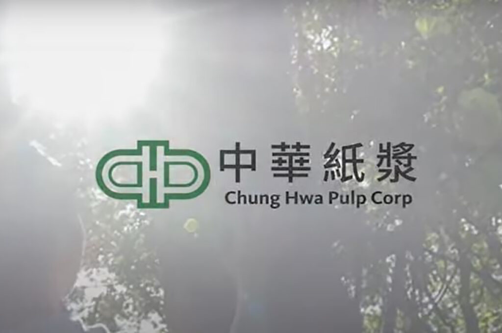 綠色產品部份，華紙提供完整的森林驗證產品線，強化環保認證與碳足跡標章，執行協助供應商綠色採購。華紙指出，漿紙木纖維產品具有自然生成碳可完全循環之特性，其阻隔塗層塗佈成為代塑產品，如保障民眾食安健康的「非氟防油紙」是世上少有的非氟防油食品包裝產品，隨著歐盟將在今年8月限制食品包材的PFAS含量，監察院也正促使衛福部把PFAS納入食品包材管理，可望讓「非氟防油紙」進一步擴大市場滲透率。未來，華紙將加大投資研發纖維材料的多元應用，生產高附加價值產品，以彰顯纖維材料的綠色環保價值。